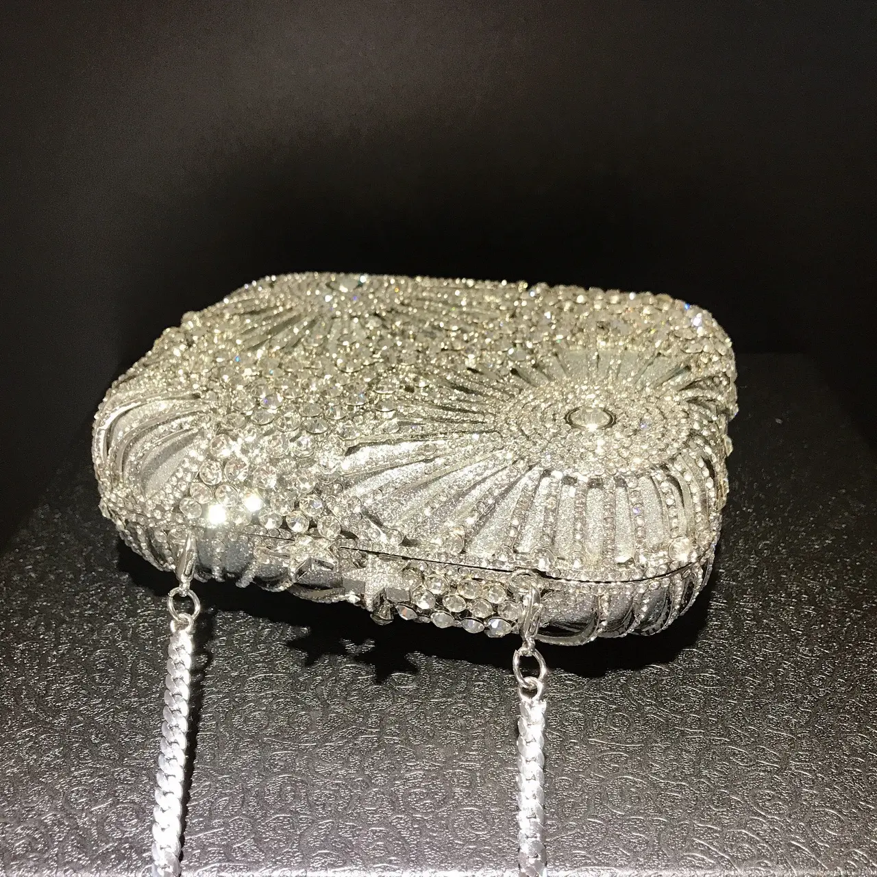 Dazzling Flower Women Silver Color Crystal Clutch Purses Bridal Stone Handbags Ladies Evening Bags Wedding Party Minaudiere Bag