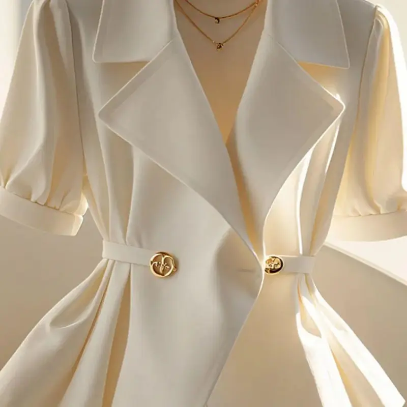 2025 New Summer Light-cooked French Niche Design Unique and Super-beautiful White Blazer Collar Short-sleeved Waist Shirt Female
