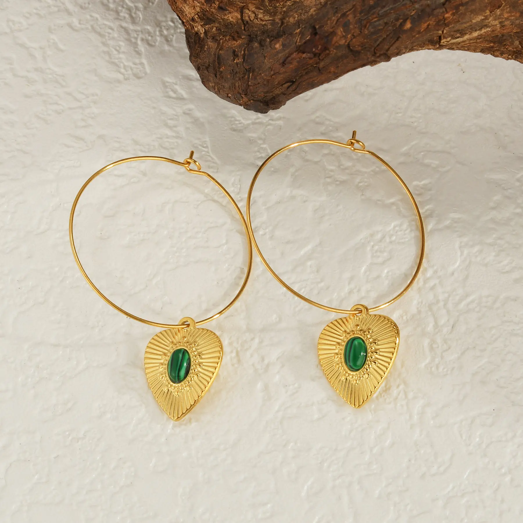 Freeteeme Daily French Green Stone Heart Inlay Ribbed Scallop Earrings for Women Stainless Steel Vintage Wedding Jewelry Gifts
