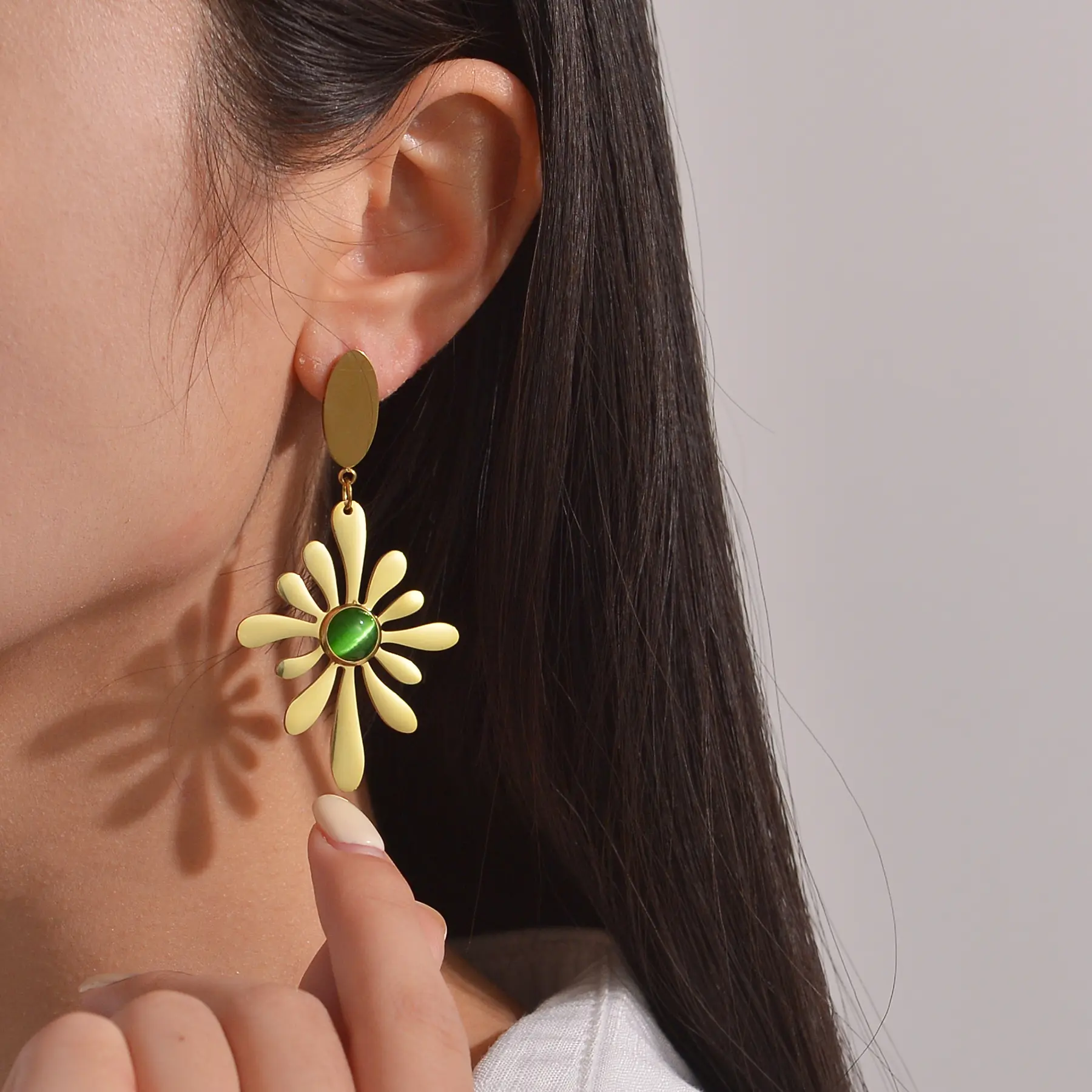 Freeteeme Daily French Green Stone Heart Inlay Ribbed Scallop Earrings for Women Stainless Steel Vintage Wedding Jewelry Gifts