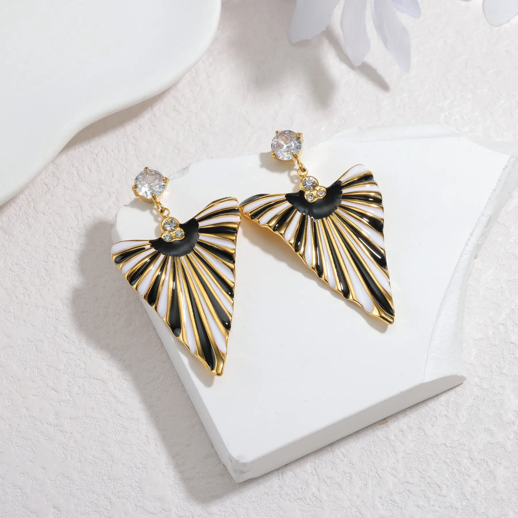 Freeteeme New Geometric Contrast Color Triangle Earrings Oil Dripping Bling Zircon Ear Studs Birthday Jewelry Party Women Gift
