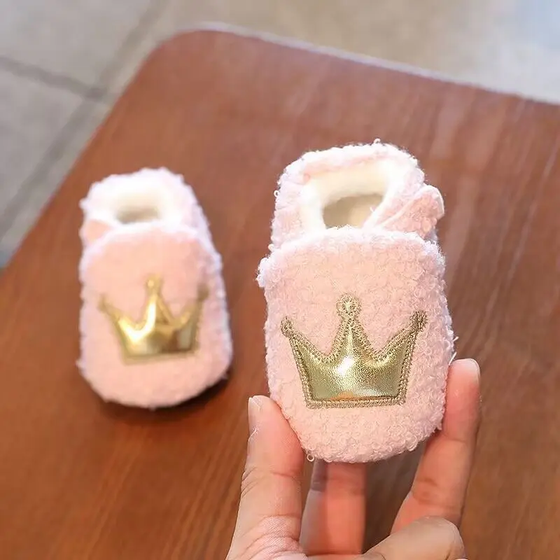 Children's shoes and socks suitable for babies aged 3 to 12 months, soft soled shoes in winter, thick velvet material