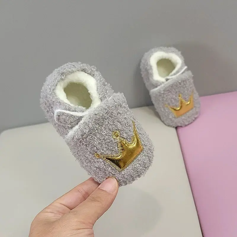 Children's shoes and socks suitable for babies aged 3 to 12 months, soft soled shoes in winter, thick velvet material