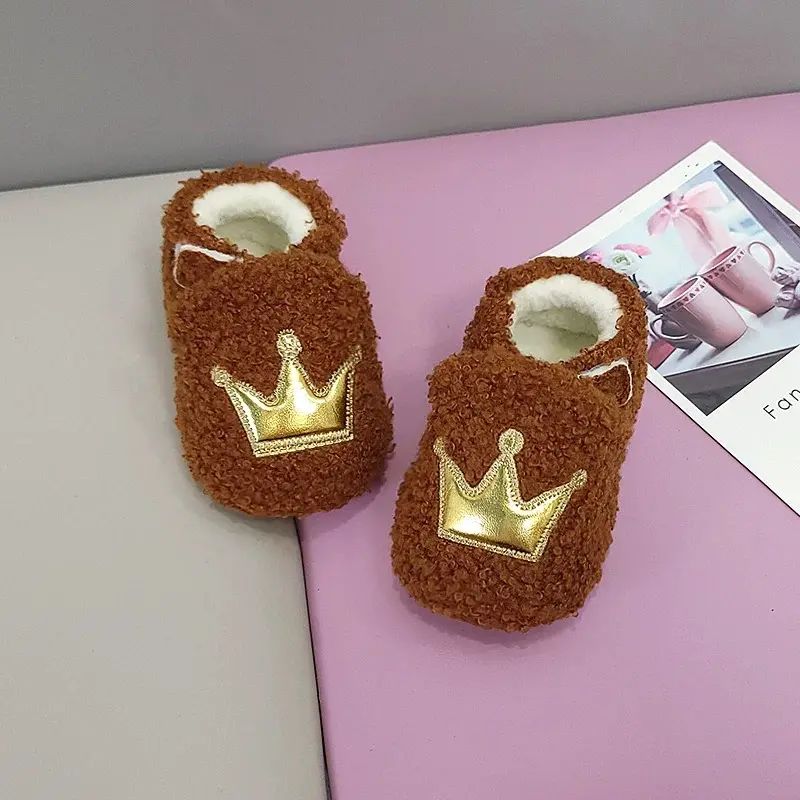 Children's shoes and socks suitable for babies aged 3 to 12 months, soft soled shoes in winter, thick velvet material