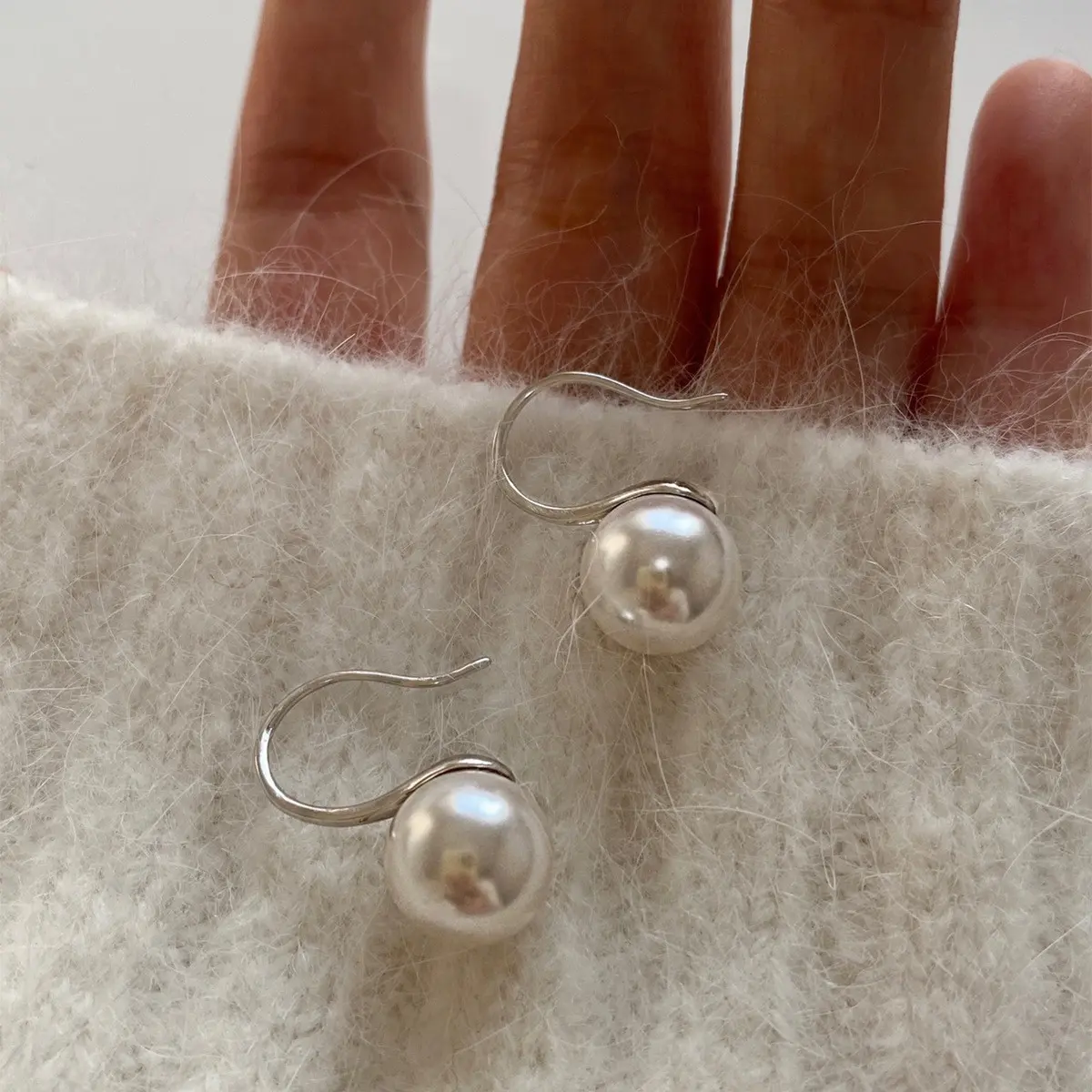 Small Round Imitation Pearl Earrings for Women Girls Simple Geometric Party Elegant Sweet Hoop Jewelry Golden Silver Color