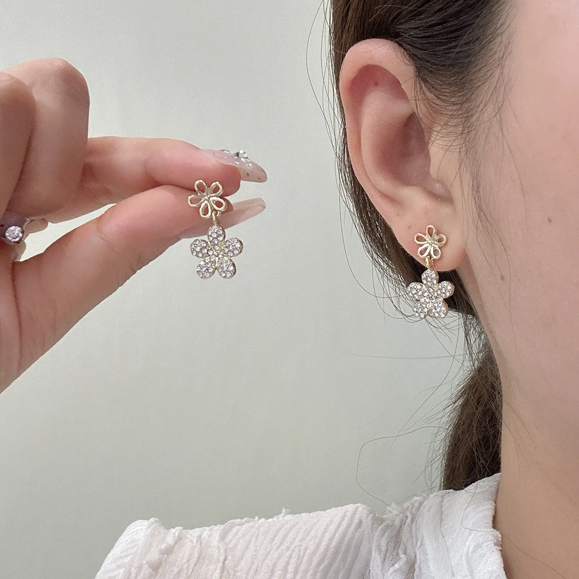 Double Layer Flower Drop Earrings for Women Fashion Rhinestones Hollow Out Metal Flowers Dangle Earrings Party Korean Jewelry