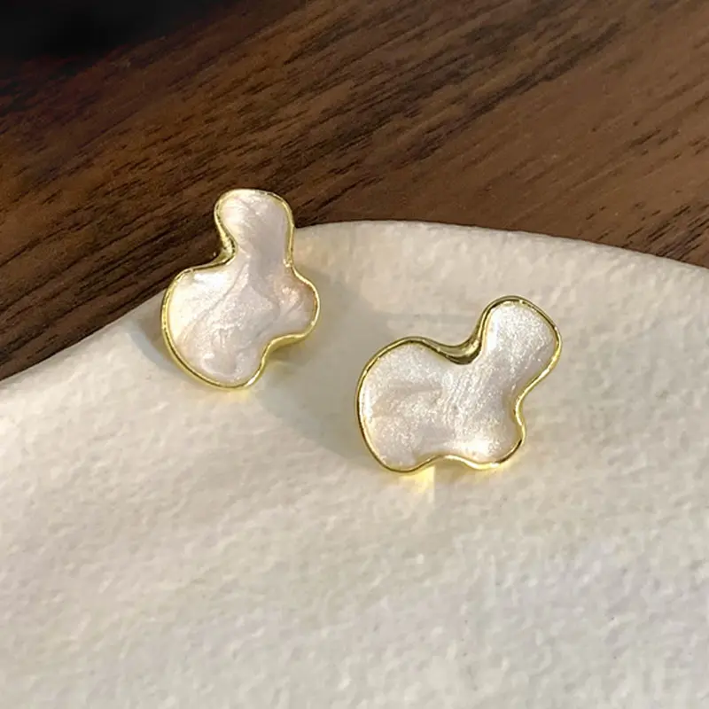 White Enamel Oil Irregular Cloud Stud Earrings for Women Trendy Twist Metal Geometry Simple Abstract Ear Jewelry Festival Gift