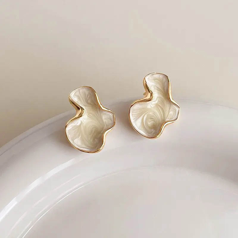 White Enamel Oil Irregular Cloud Stud Earrings for Women Trendy Twist Metal Geometry Simple Abstract Ear Jewelry Festival Gift