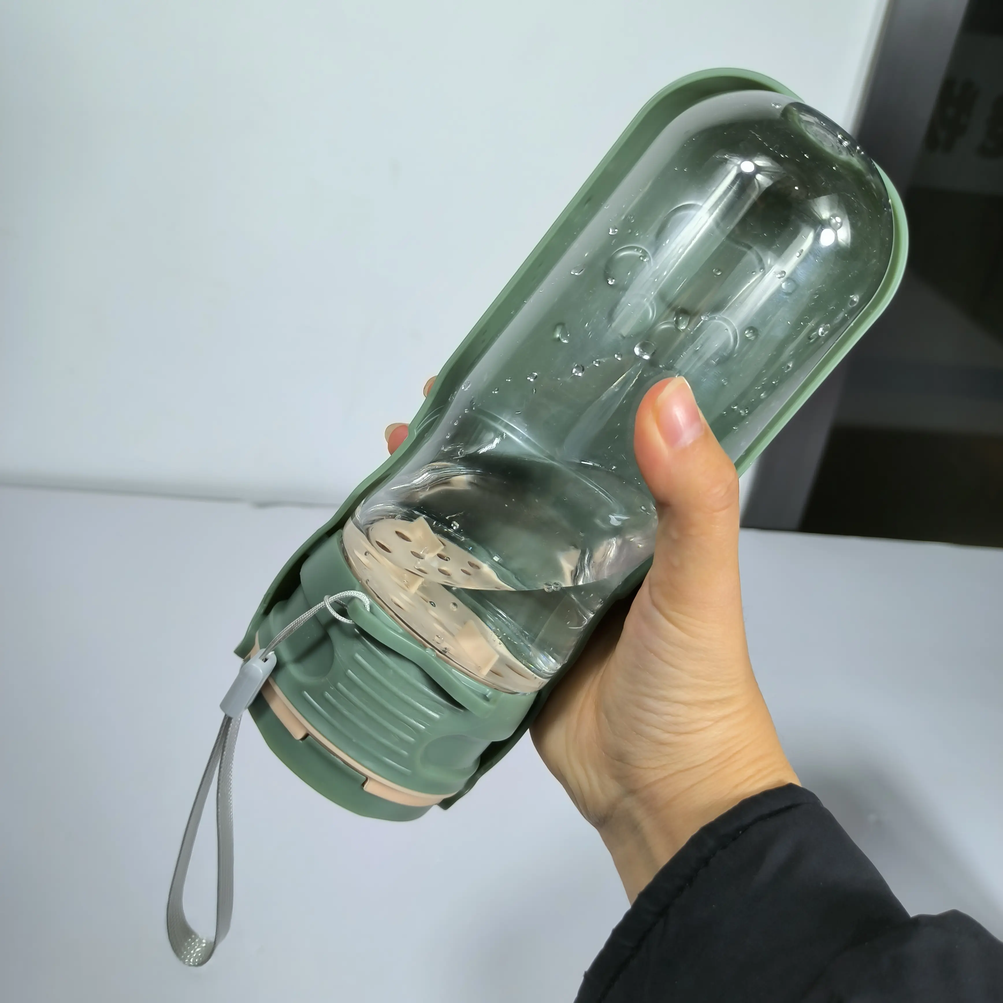 Portable Clamshell Pet Water Bottle Portable Cup Foldable Dog Water Bottle Going Out Drinking Cup