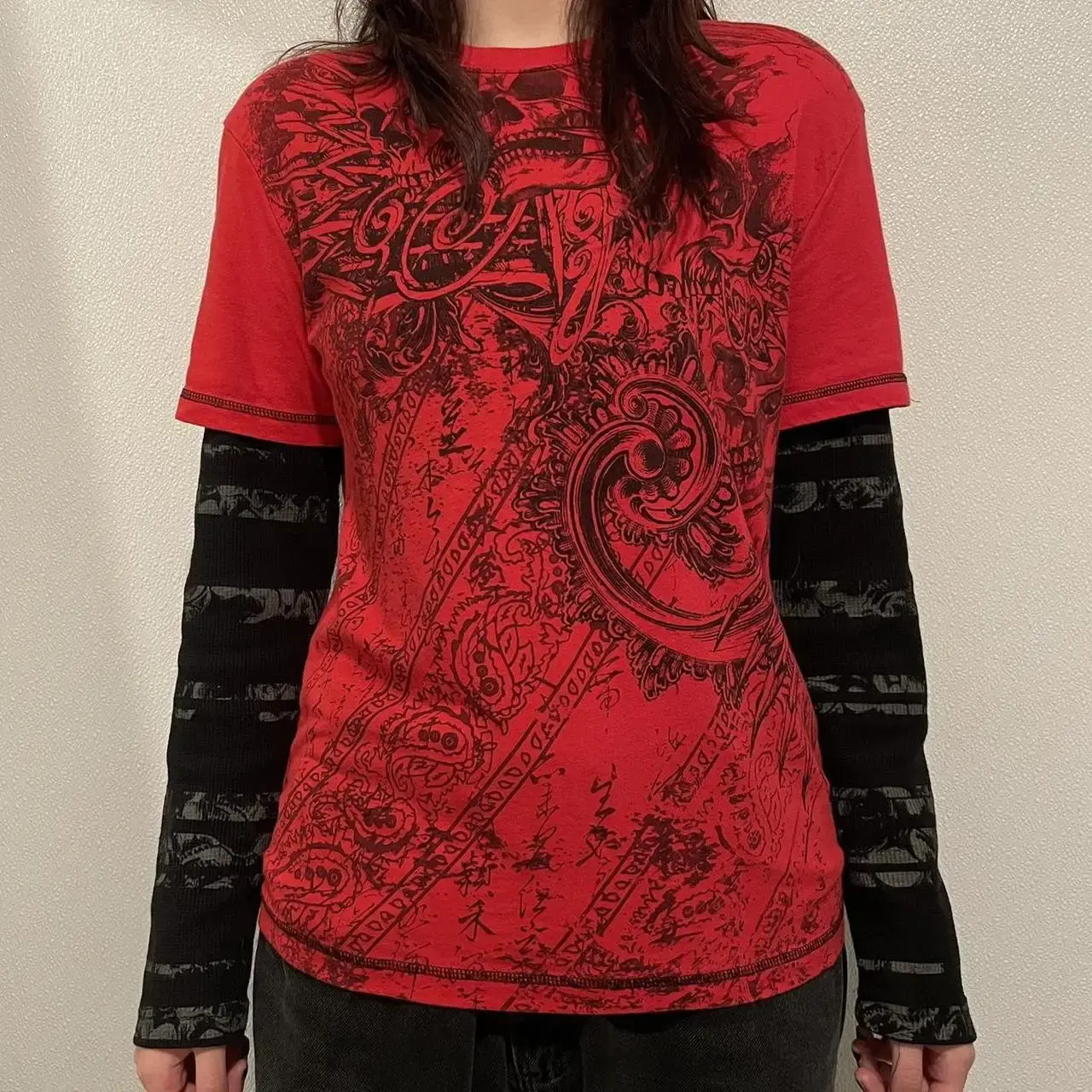 Combhasaki Women's Y2K Grunge Abstract Print Long Sleeve Round Neck Loose T-Shirts Fake Two-Piece Streetwear Pullovers Tops