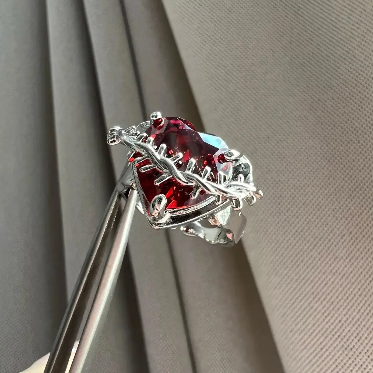 Goth Red Crystal Heart Irregular Ring for Women Girls Punk Adjustable Thorn Love Dark Finger Rings Fashion Party Jewelry Gifts