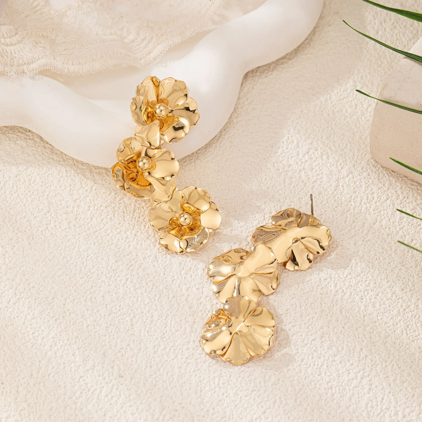 Exaggerated Earrings Floral Design for Ladies Exquisite Luxurious Fashionable Retro Versatile Heavy Industry Symmetrical Banquet