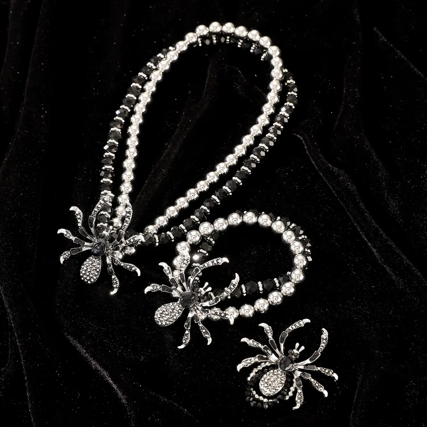 Gothic Dark Spider Necklace Bracelet Ring Set for Women Exaggerated Black Crystal Spider Halloween Accessories Jewelry Set Party