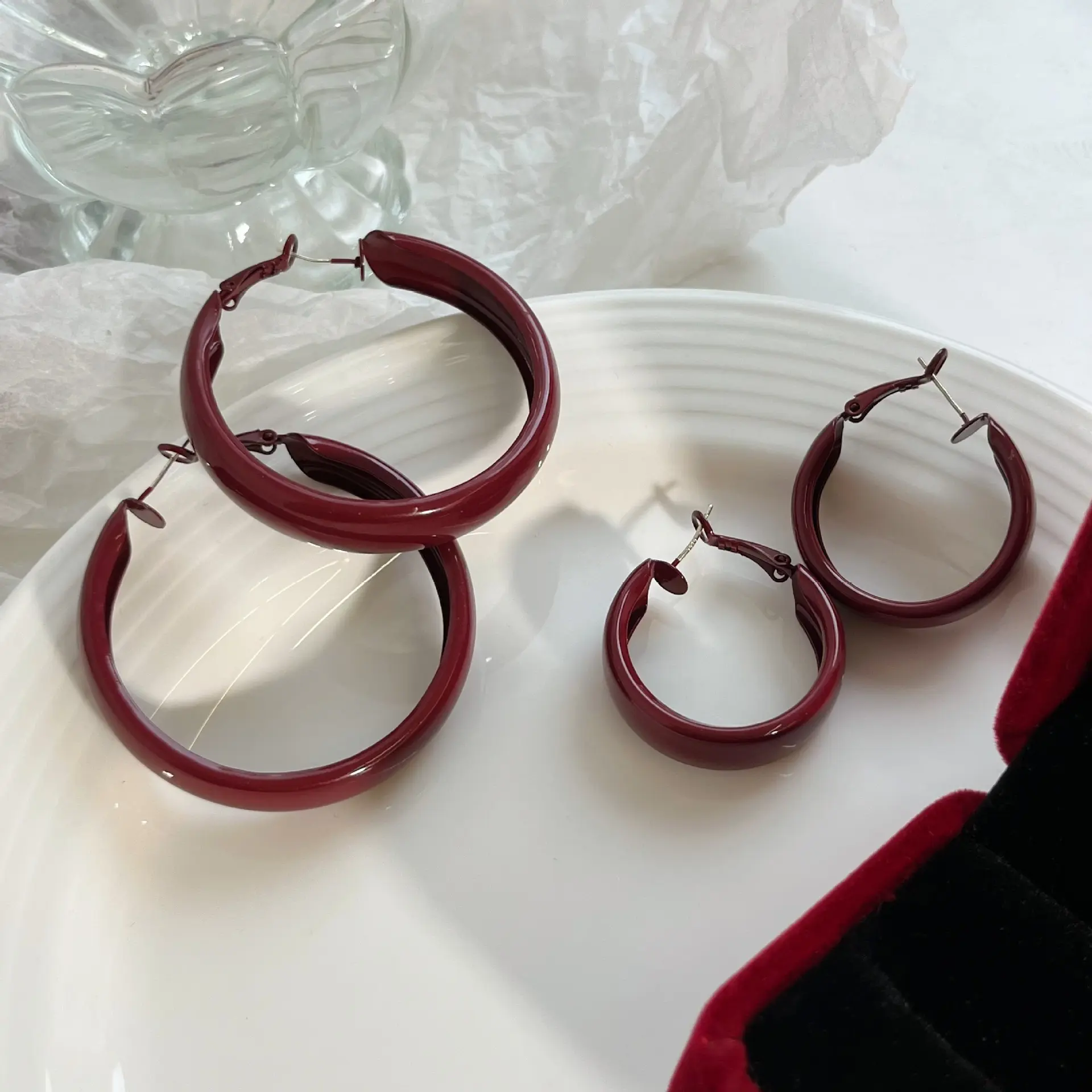 New Light Retro Collar Red Wide Earrings Women High End Style Exaggerated Temperament Versatile Earrings Autumn Winter Commuting