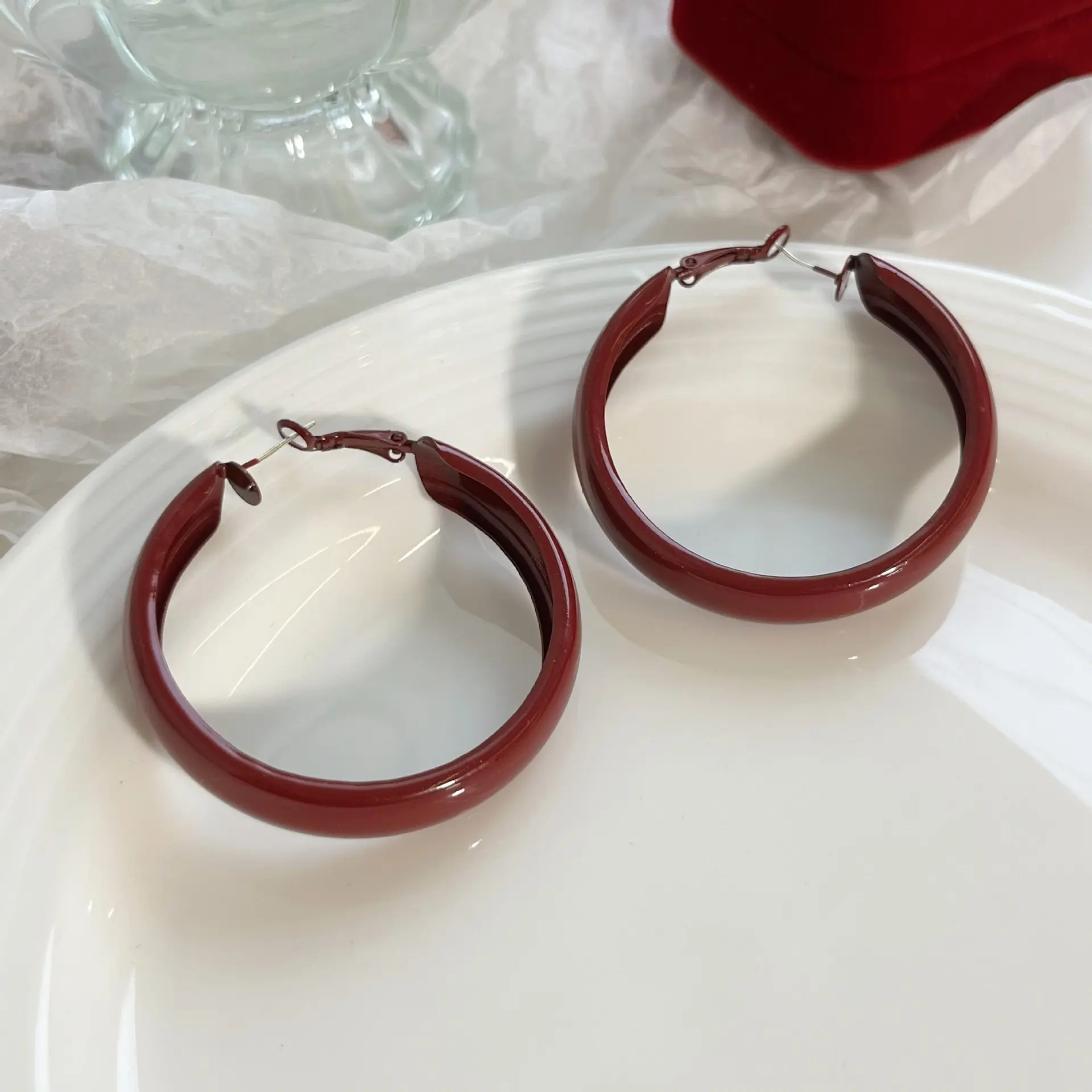 New Light Retro Collar Red Wide Earrings Women High End Style Exaggerated Temperament Versatile Earrings Autumn Winter Commuting