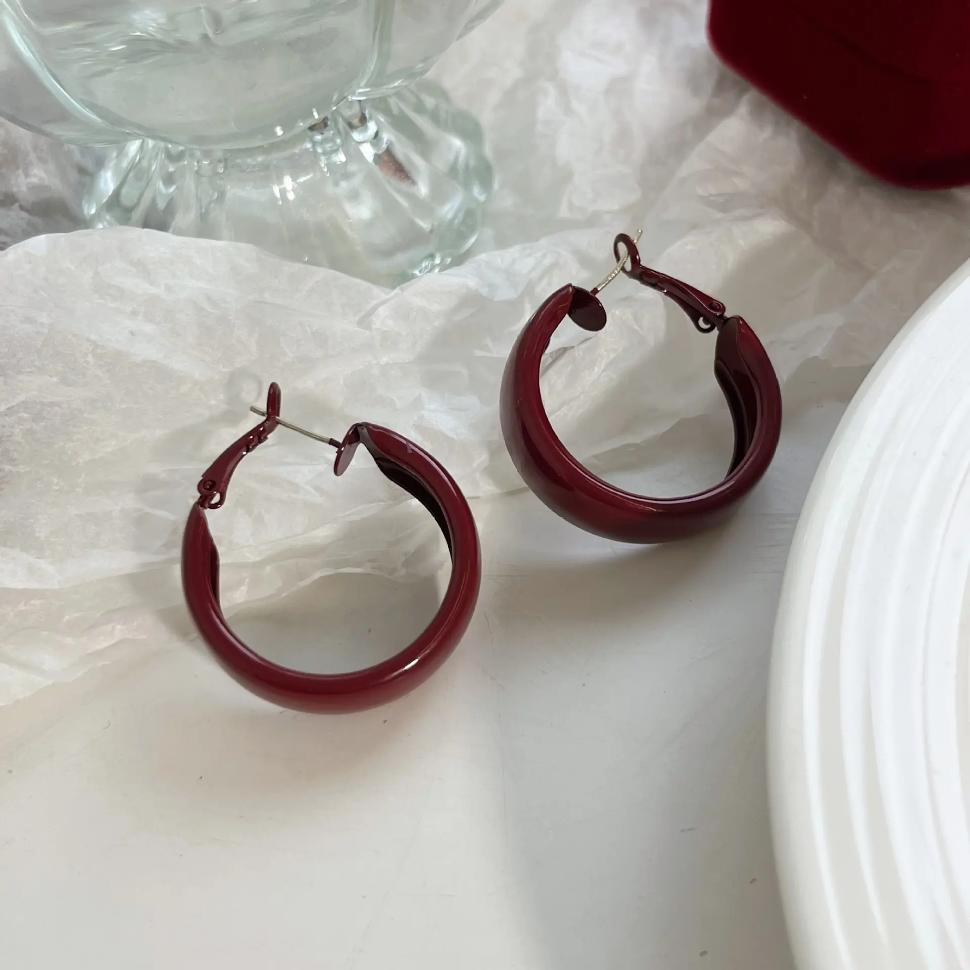 New Light Retro Collar Red Wide Earrings Women High End Style Exaggerated Temperament Versatile Earrings Autumn Winter Commuting