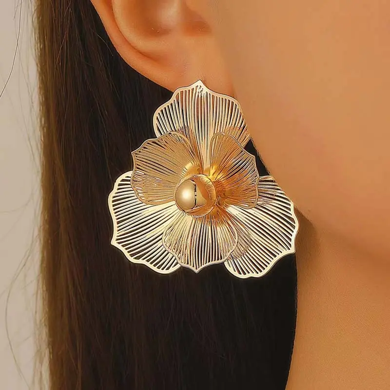 Vintage Metal Hollow Flower Necklaces Earring Set for Women Exaggerated Gold Color Irregular Flower Pendant Choker Jewelry Gifts