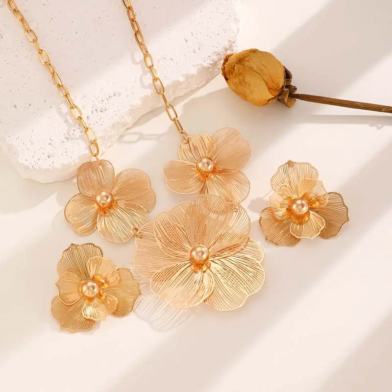 Vintage Metal Hollow Flower Necklaces Earring Set for Women Exaggerated Gold Color Irregular Flower Pendant Choker Jewelry Gifts