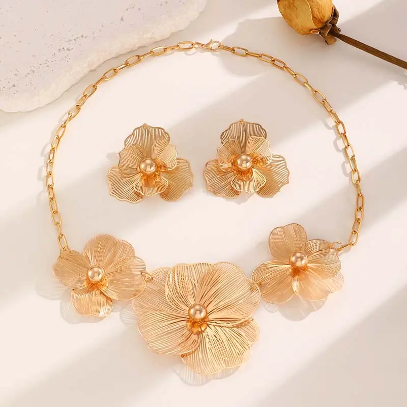 Vintage Metal Hollow Flower Necklaces Earring Set for Women Exaggerated Gold Color Irregular Flower Pendant Choker Jewelry Gifts