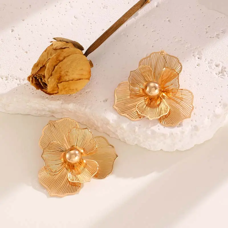 Vintage Metal Hollow Flower Necklaces Earring Set for Women Exaggerated Gold Color Irregular Flower Pendant Choker Jewelry Gifts