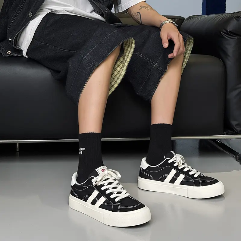 Men's Spring Canvas Shoes New Breathable Lace Up Casual Men's Versatile Flat Bottomed Cloth Shoes Anti Skateboard Shoes Tenis