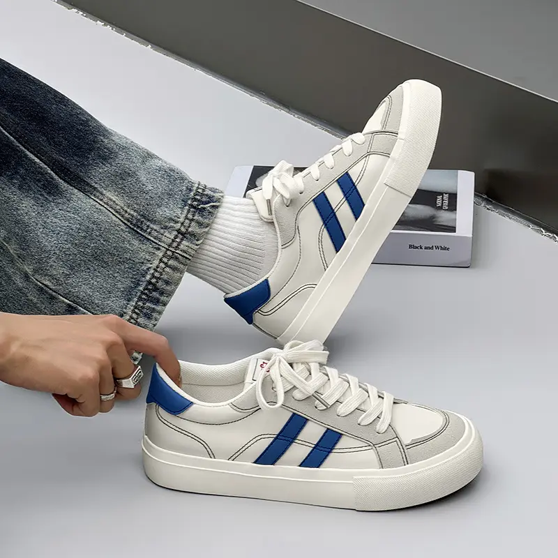 Men's Spring Canvas Shoes New Breathable Lace Up Casual Men's Versatile Flat Bottomed Cloth Shoes Anti Skateboard Shoes Tenis