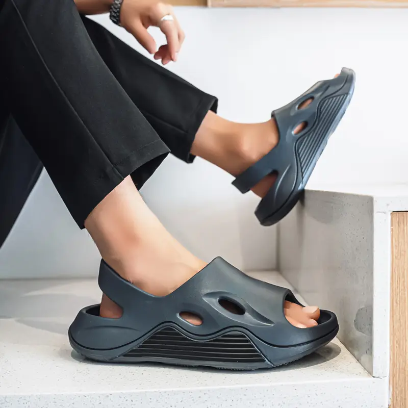 Summer New Men's  Personalized Versatile Clogs Sandals for Outer Wear Fashionable Sandals and Slippers Beach Shoes