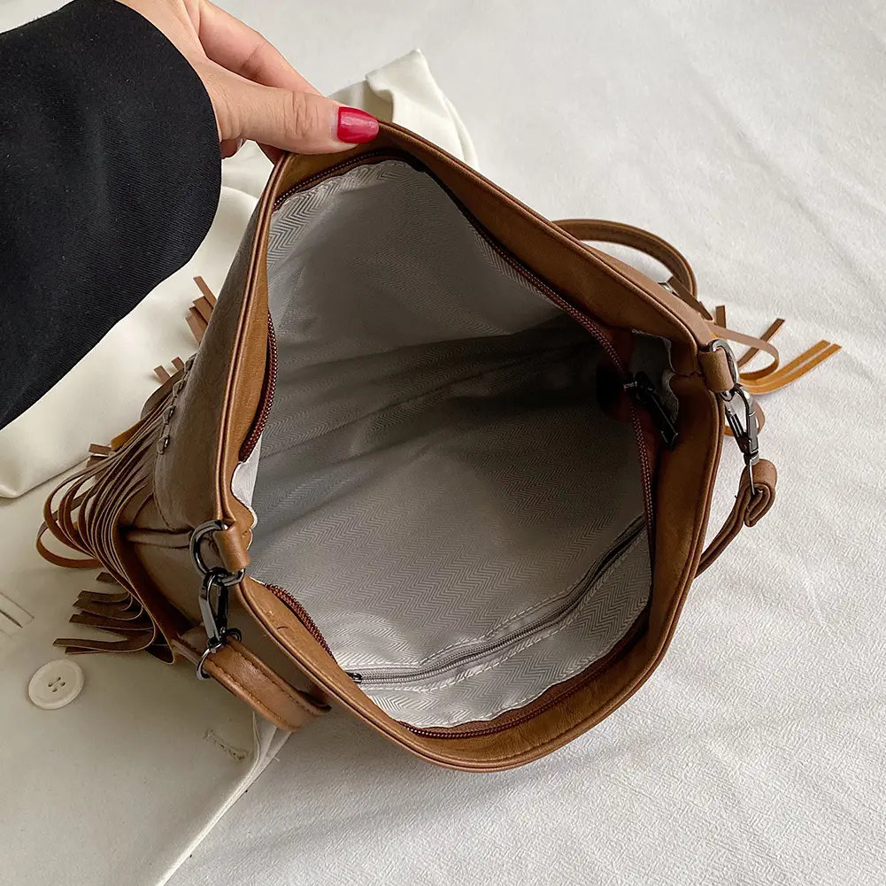 Women PU Studded Tassel Shoulder Bag Large Capacity Fashionable Crossbody Bag Vintage Small Handbag for Outdoor Travel