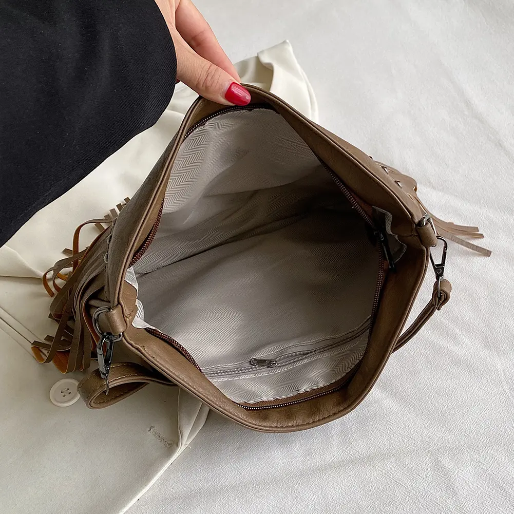 Women PU Studded Tassel Shoulder Bag Large Capacity Fashionable Crossbody Bag Vintage Small Handbag for Outdoor Travel