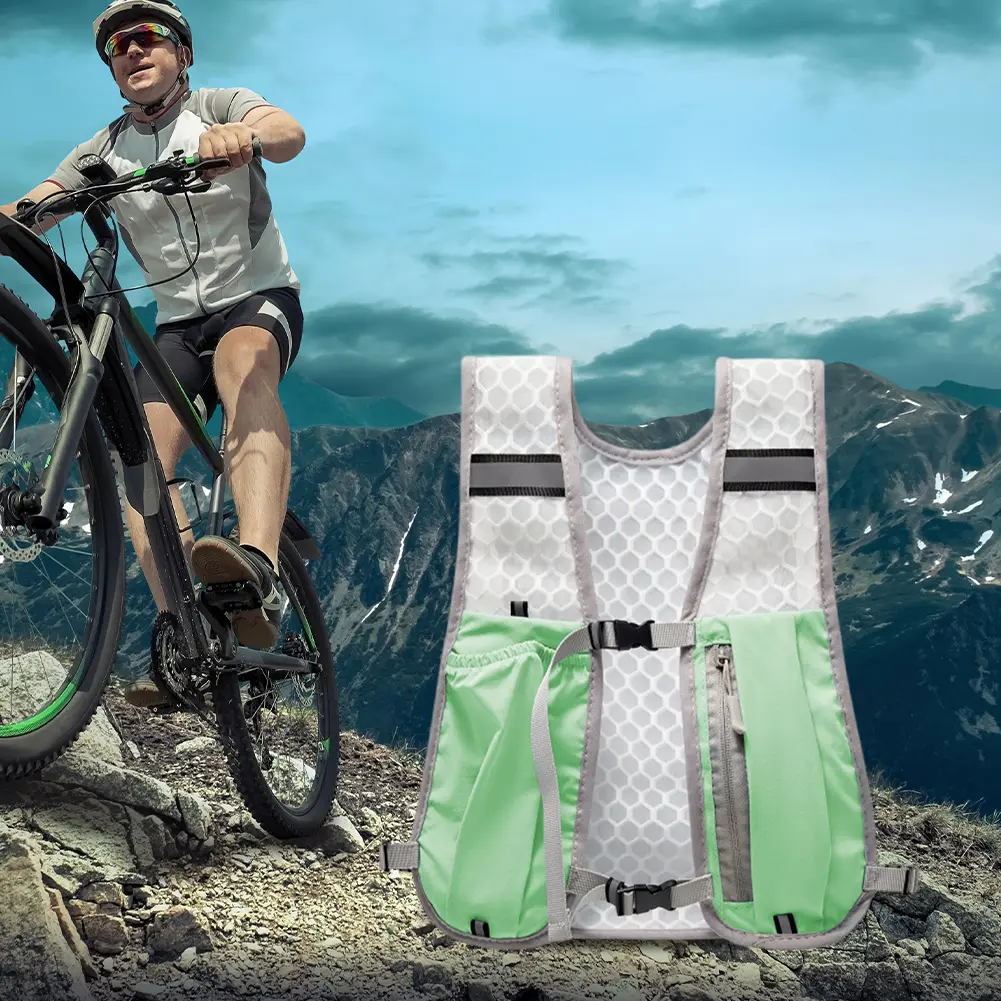 Outdoor Lightweight Hydration Vest Large Capacity Insulated Water Backpack Water Bottle Storage Backpack Mountaineering Backpack