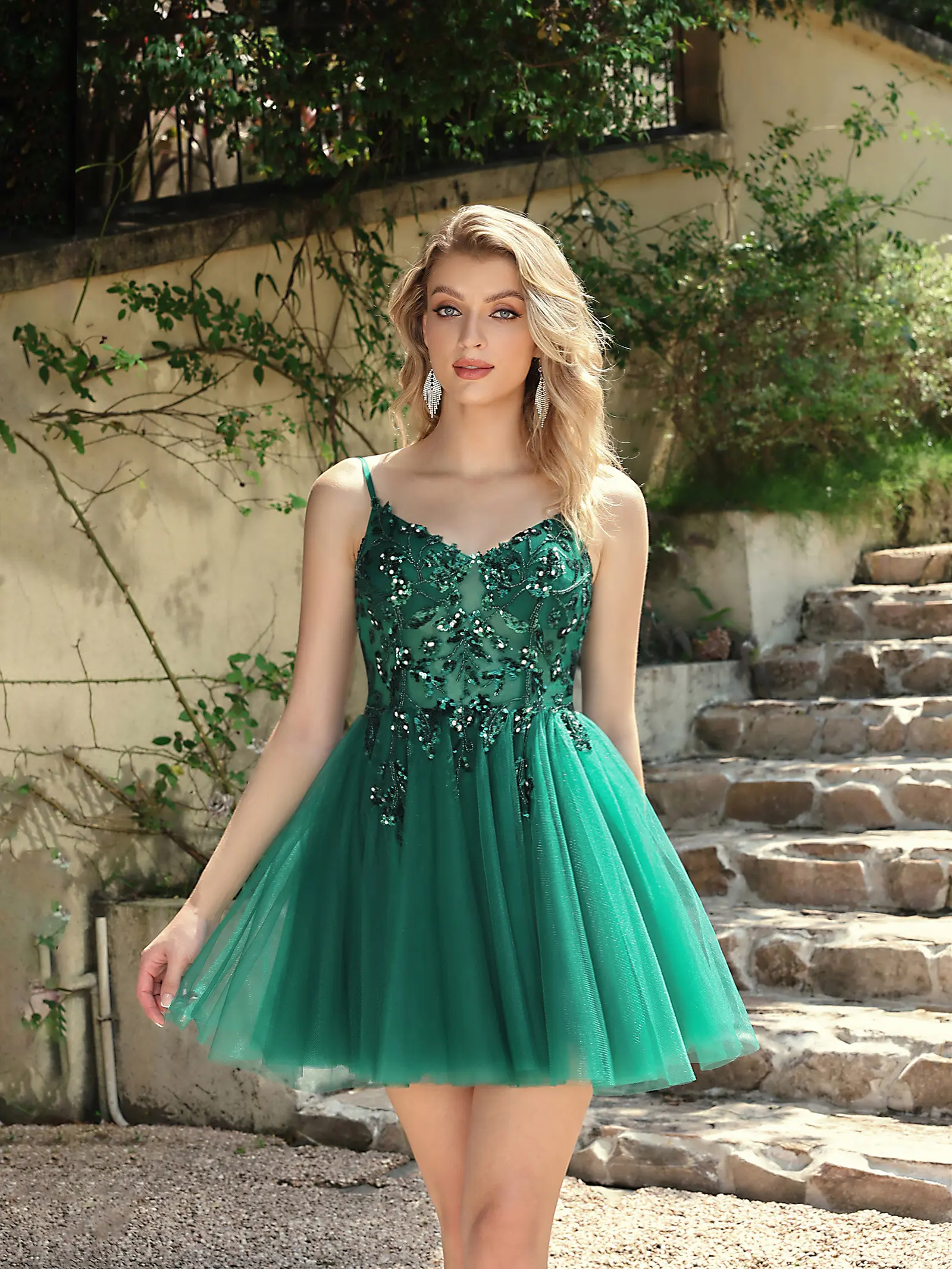MisShow Mini Cocktail Dresses Spaghetti Straps V-Neck Sleeveless Backless Sling Dress Sequins Appliques Tulle A-Line Party Gowns