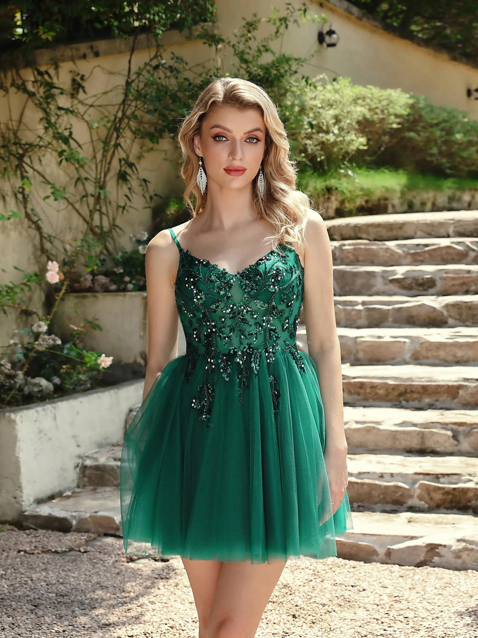 MisShow Mini Cocktail Dresses Spaghetti Straps V-Neck Sleeveless Backless Sling Dress Sequins Appliques Tulle A-Line Party Gowns