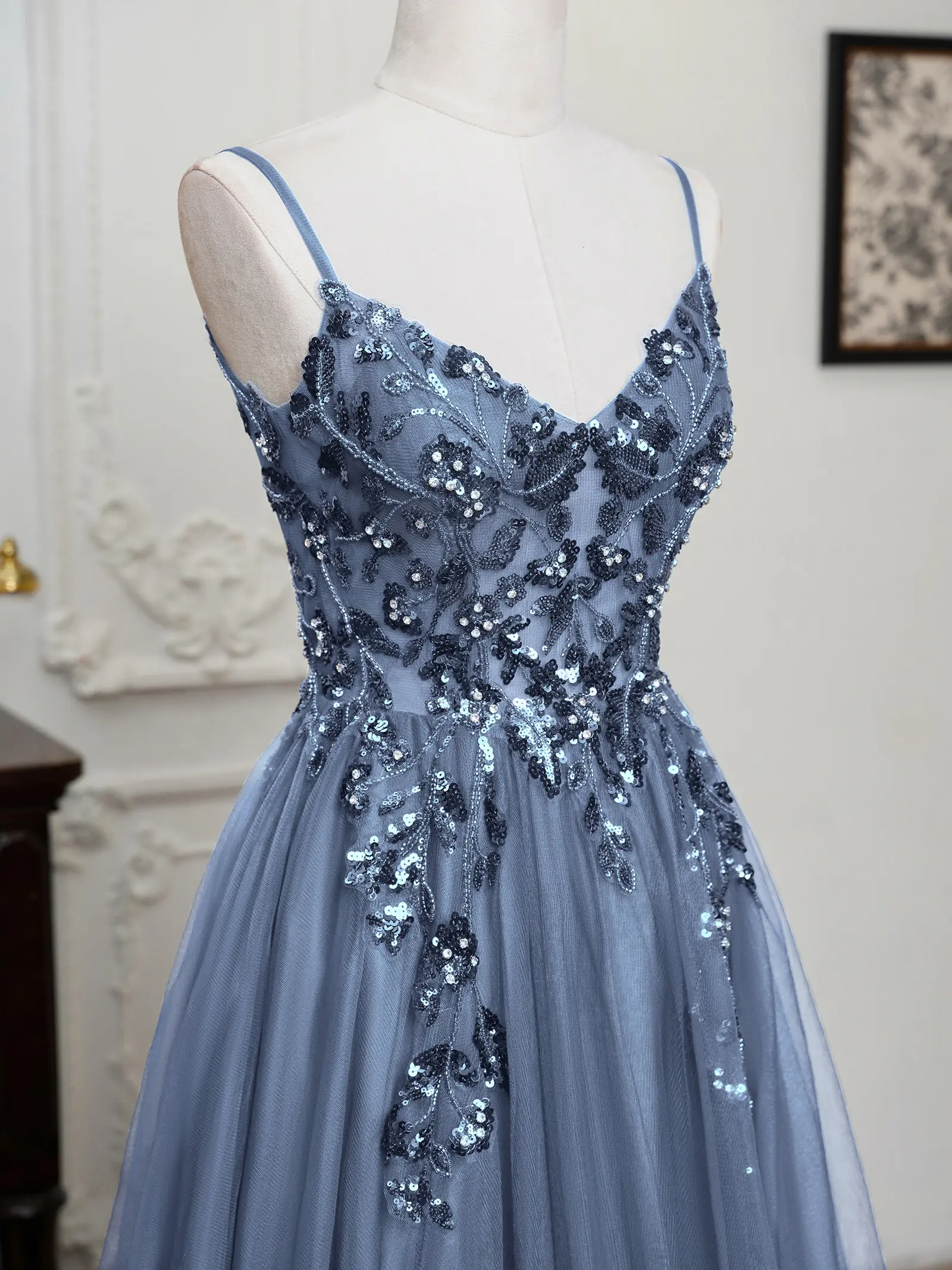 MisShow Sling Evening Dresses Sexy Spaghetti Straps V-Neck Illusion Sequins Appliques Prom Dress A-Line Train High Split Gowns