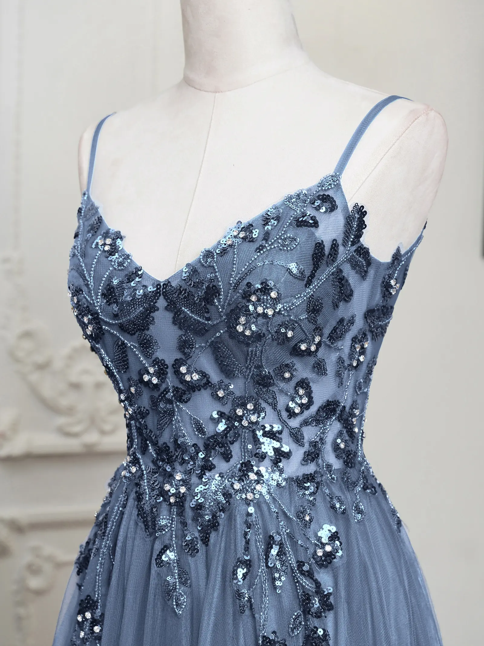 MisShow Sling Evening Dresses Sexy Spaghetti Straps V-Neck Illusion Sequins Appliques Prom Dress A-Line Train High Split Gowns