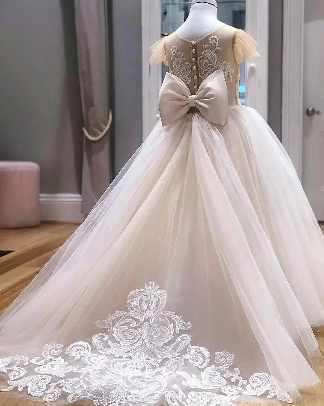 MisShow Wedding Flower Girl Dresses Lace Appliques O-Neck Sleeveless Kids Princess Dress Tulle Button-Back Bow Train Ball Gowns