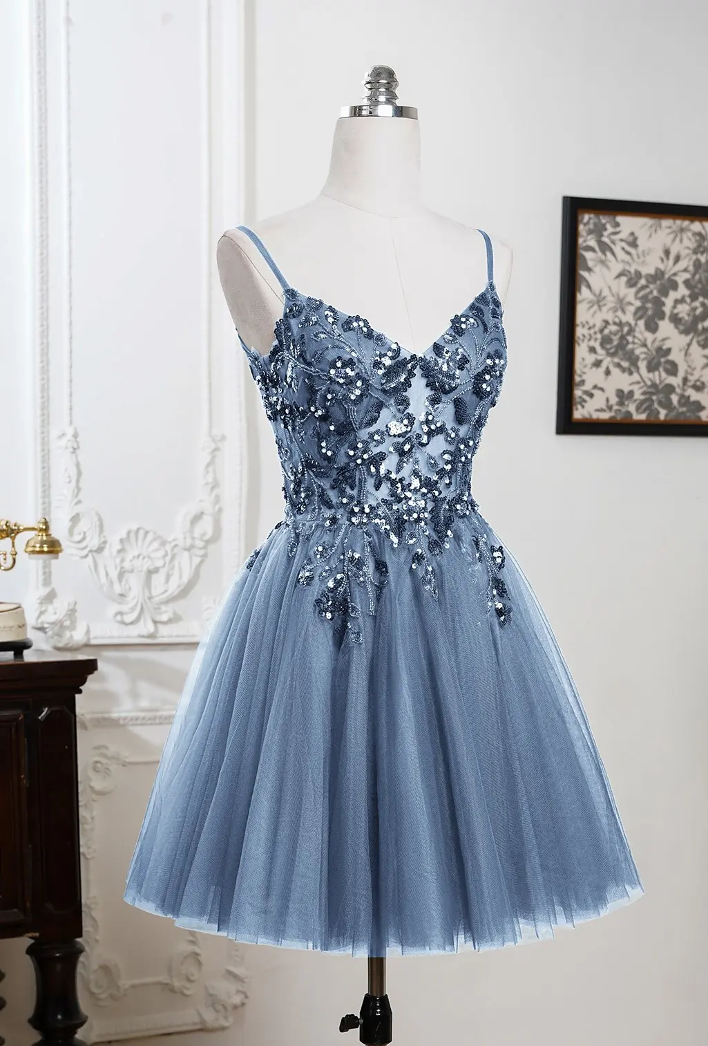 MisShow Mini Homecoming Dresses Sexy V-Neck Backless Sleeveless Sequins Appliques Cocktail Dress Tulle A-Line Short Party Gowns