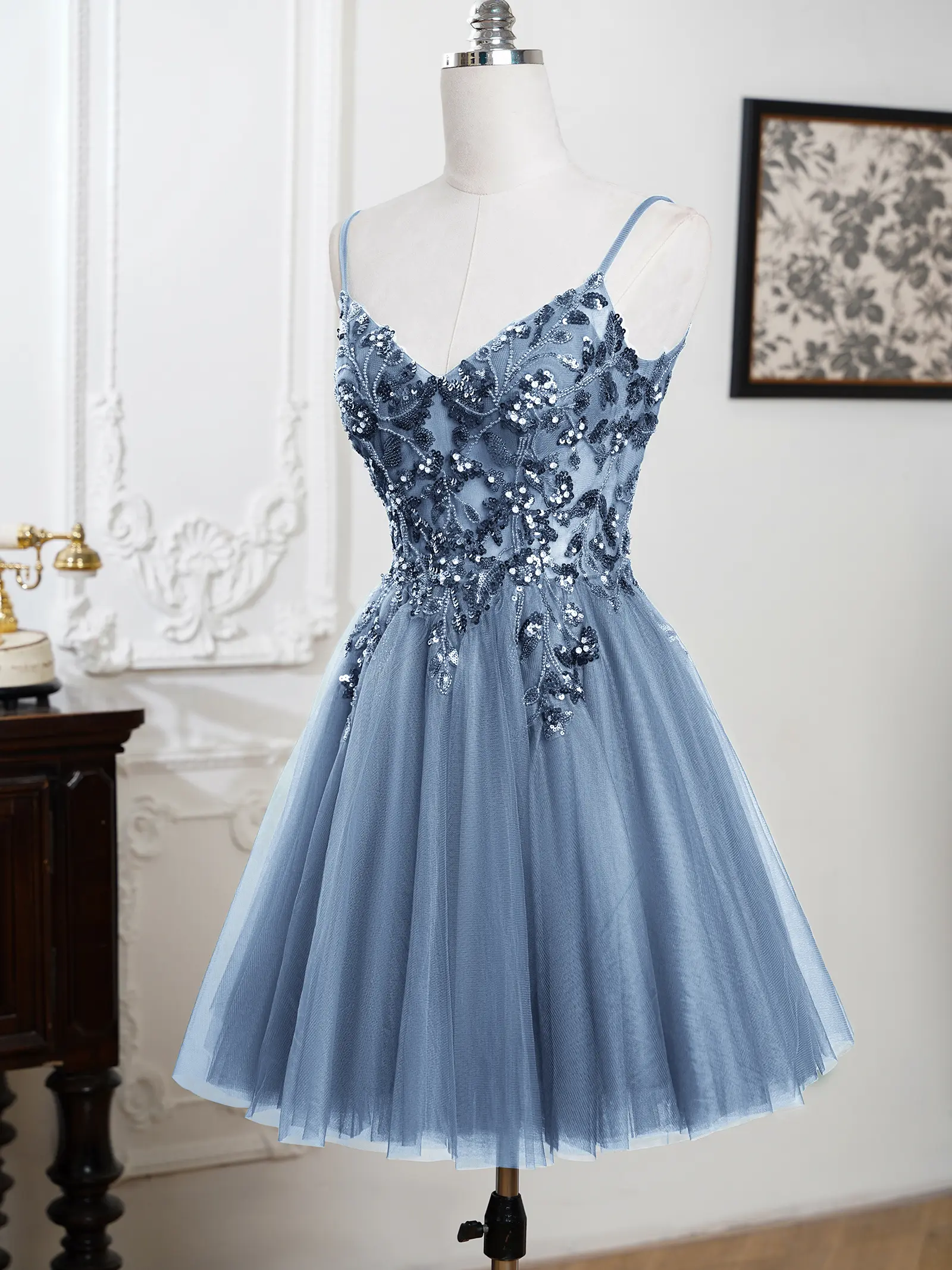 MisShow Mini Homecoming Dresses Sexy V-Neck Backless Sleeveless Sequins Appliques Cocktail Dress Tulle A-Line Short Party Gowns