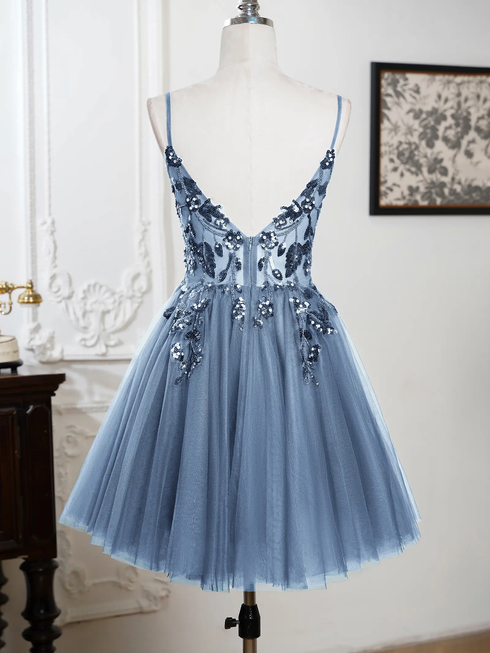 MisShow Mini Homecoming Dresses Sexy V-Neck Backless Sleeveless Sequins Appliques Cocktail Dress Tulle A-Line Short Party Gowns