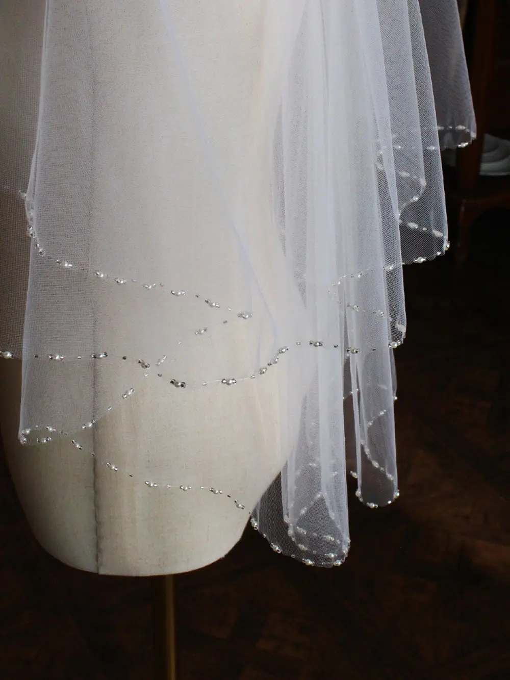 Ivory Short Bridal Two Layer Tulle Pearls Beaded Crescent Edge Wedding Veils With Hair Comb Elbow Length Bride Blusher Veils
