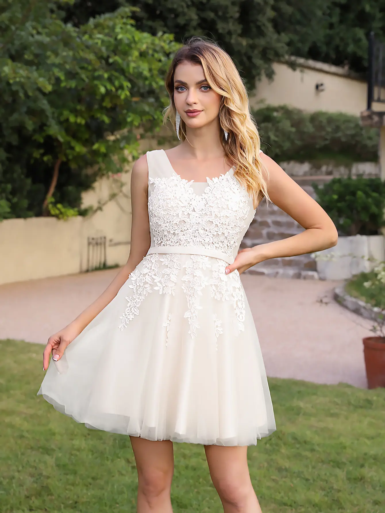 MisShow Sleeveless Homecoming Dresses Tulle Straps V-Neck Lace Appliques Lace-up Backless Cocktail Dress A-Line Short Party Gown