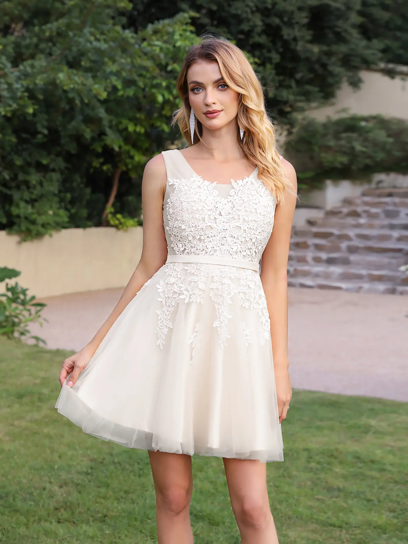 MisShow Sleeveless Homecoming Dresses Tulle Straps V-Neck Lace Appliques Lace-up Backless Cocktail Dress A-Line Short Party Gown