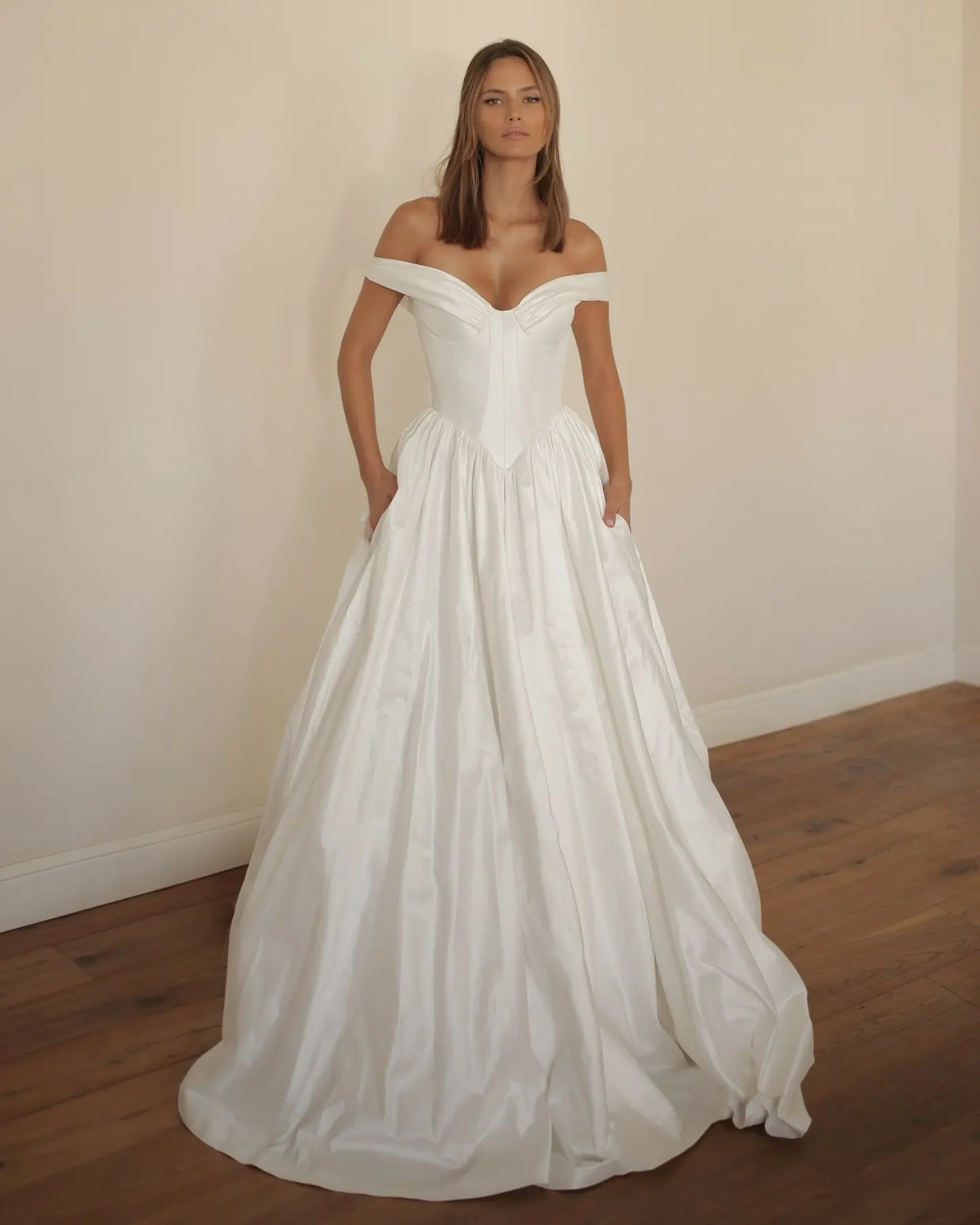 Elegant Off The Shoulder Sweethart Satin A Line Wedding Dresses Sweep Train Custom Made 2024 Rode De Morrie
