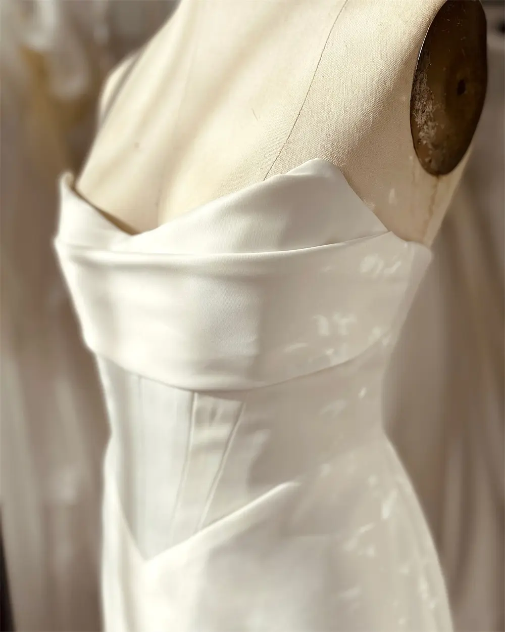 Simple V-neck Pleat Satin Short /Mini Sheath Wedding Dresses Custom Made Bridal Grown 2026 Rode De Morrie