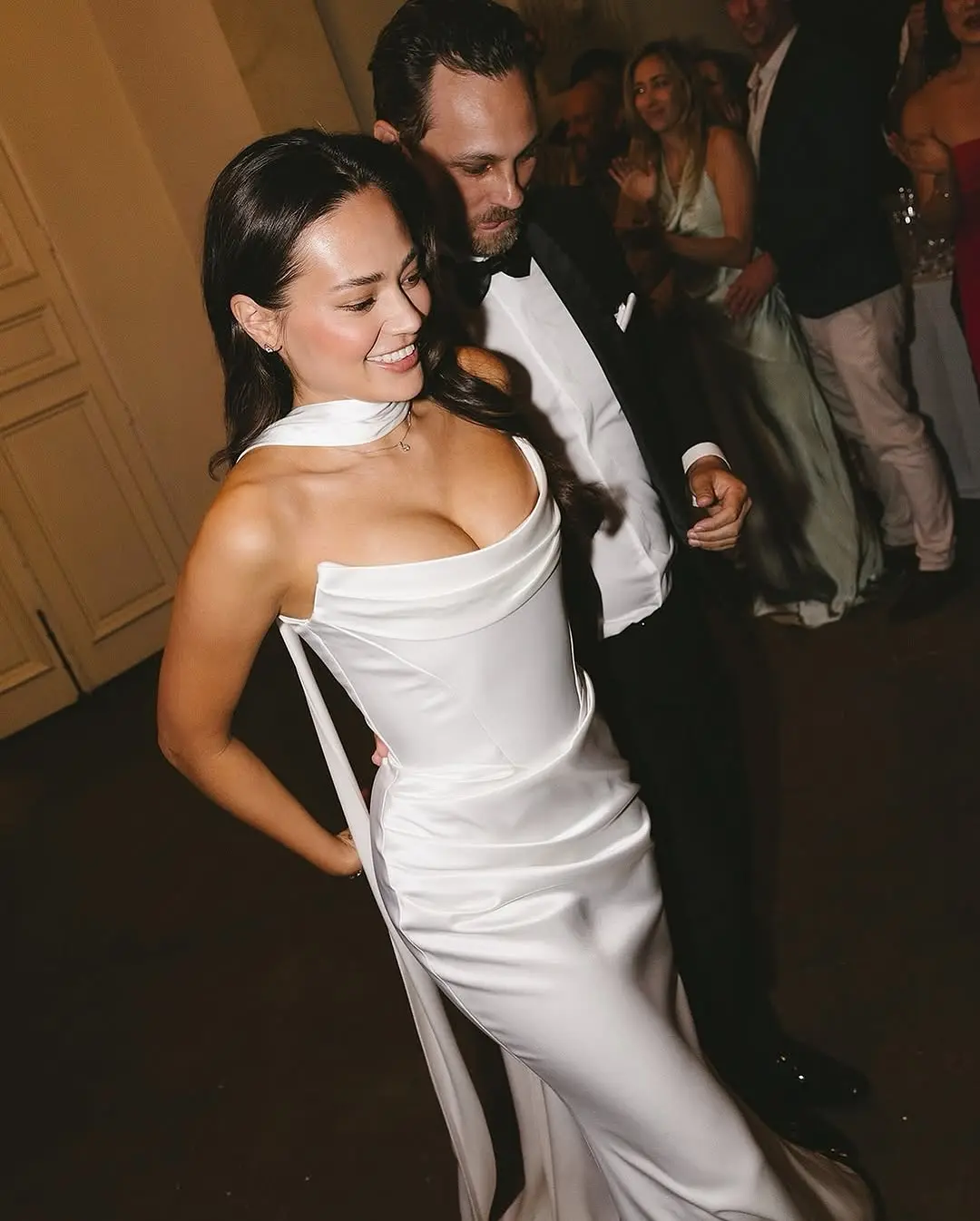 Sexy Pleat  Satin Sheath/mermaid Wedding Dresses With Long Scalf Custom Made Bridal Grown 2025 Vestido De Noival