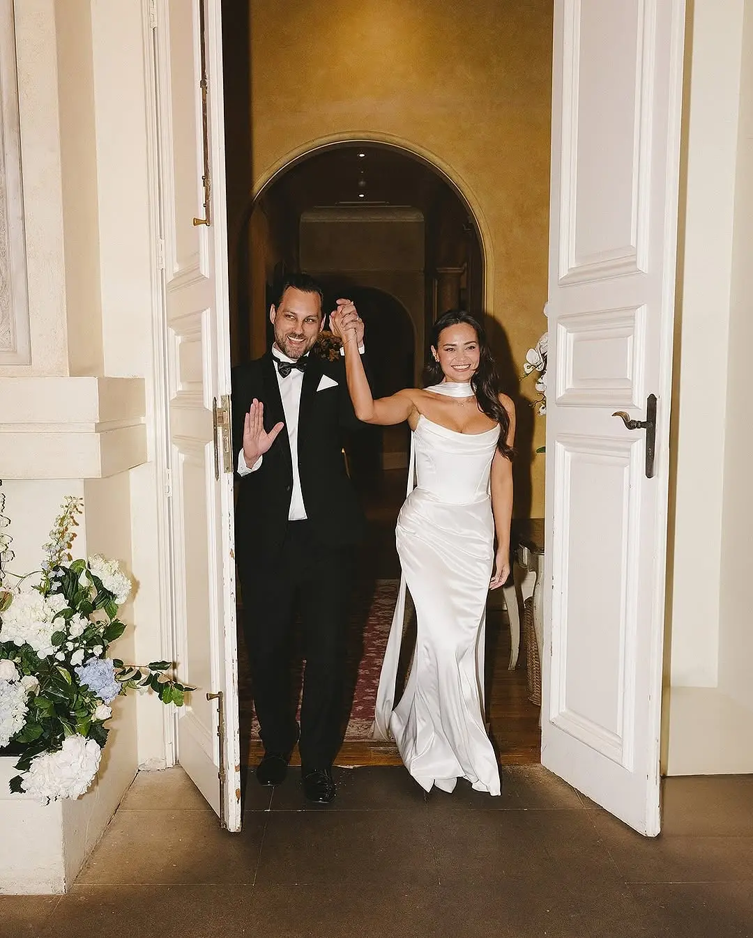 Sexy Pleat  Satin Sheath/mermaid Wedding Dresses With Long Scalf Custom Made Bridal Grown 2025 Vestido De Noival