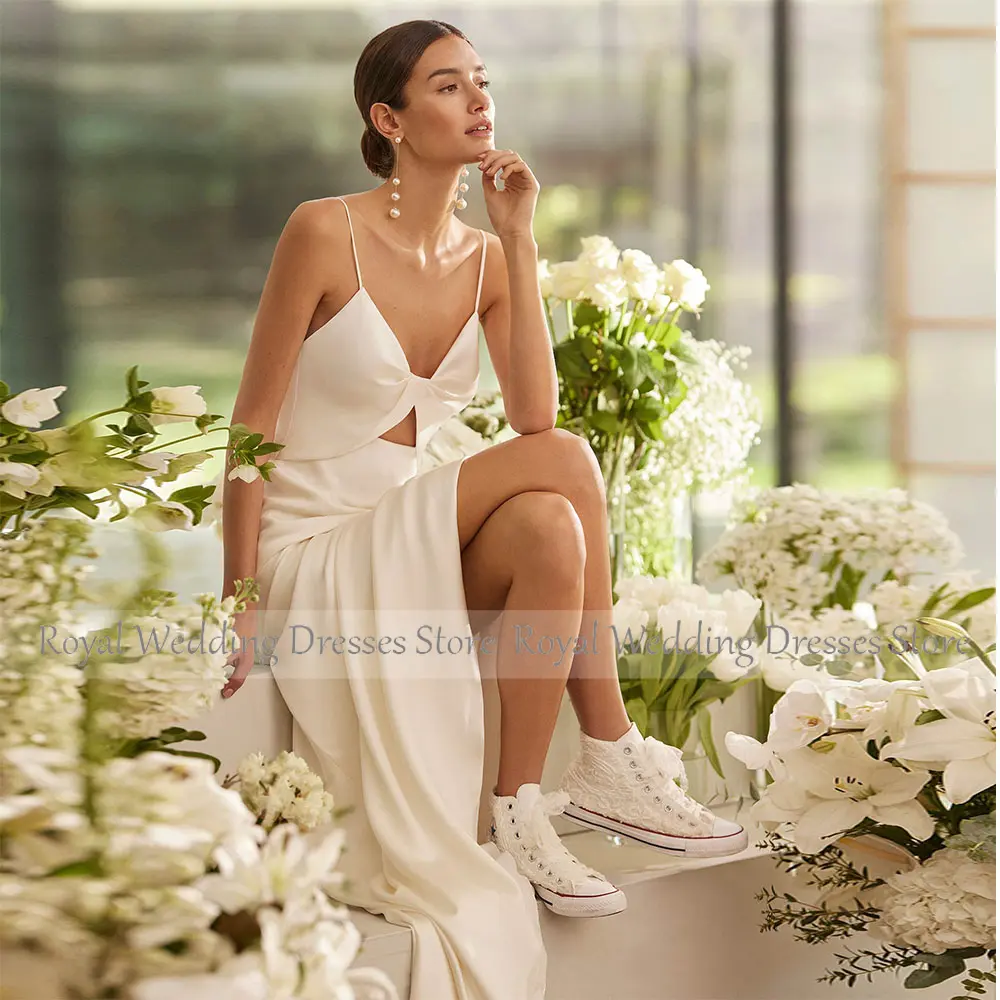 Modern Ivory V Neck Wedding Dresses for Women Spaghetti Straps A Line Wedding Gowns Long Backless Simple Bridal Dress 2025
