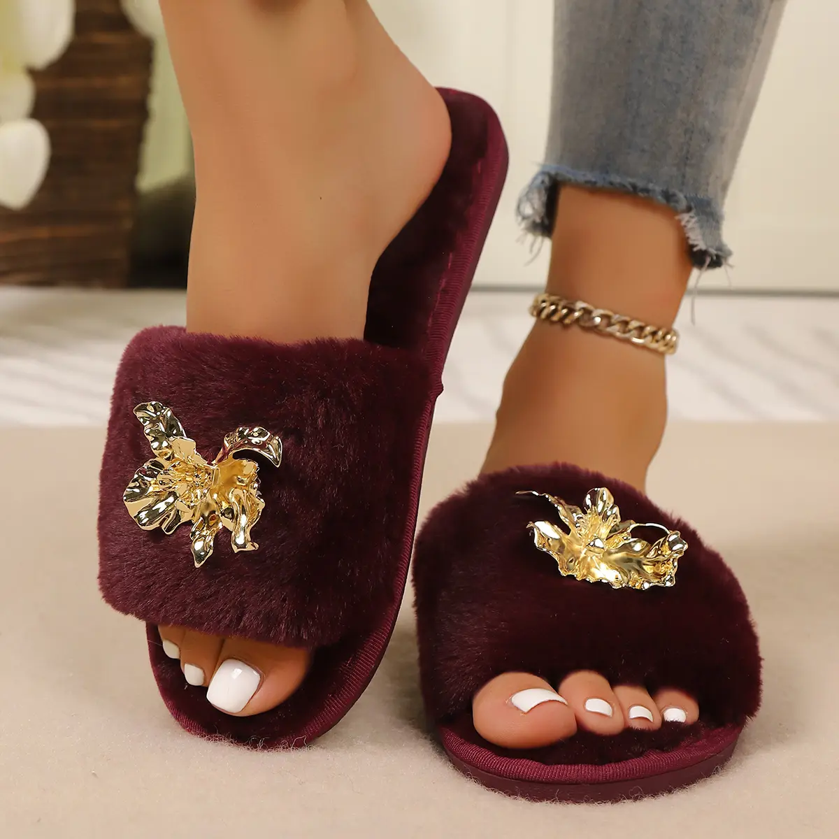 Luxury Gold Metal Flower Furry Slippers Women 2025 Winter Warm Short Plush Non Slip Indoor Slides Luxury Faux Fur Soft Slippers