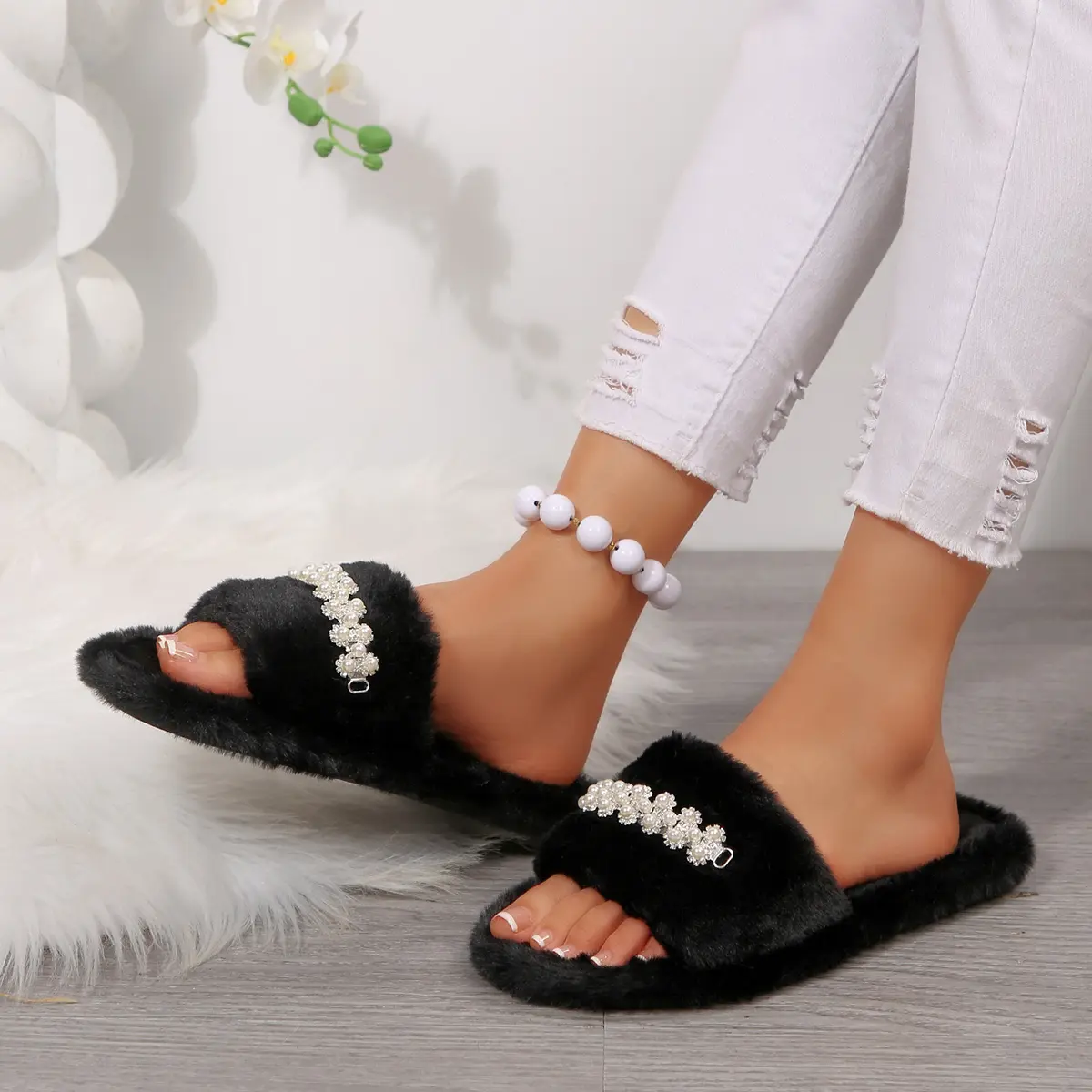 Luxury Pearl Flower Decoration Furry Slides Women 2025 Winter Warm Short Plush Indoor Slippers Soft Flat Heel Faux Fur Slippers