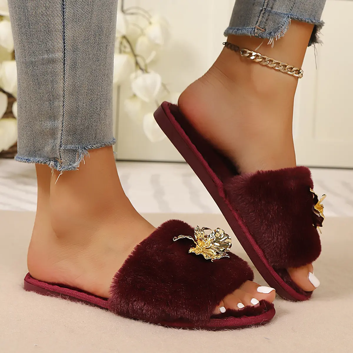 Luxury Gold Metal Flower Furry Slippers Women 2025 Winter Warm Short Plush Non Slip Indoor Slides Luxury Faux Fur Soft Slippers