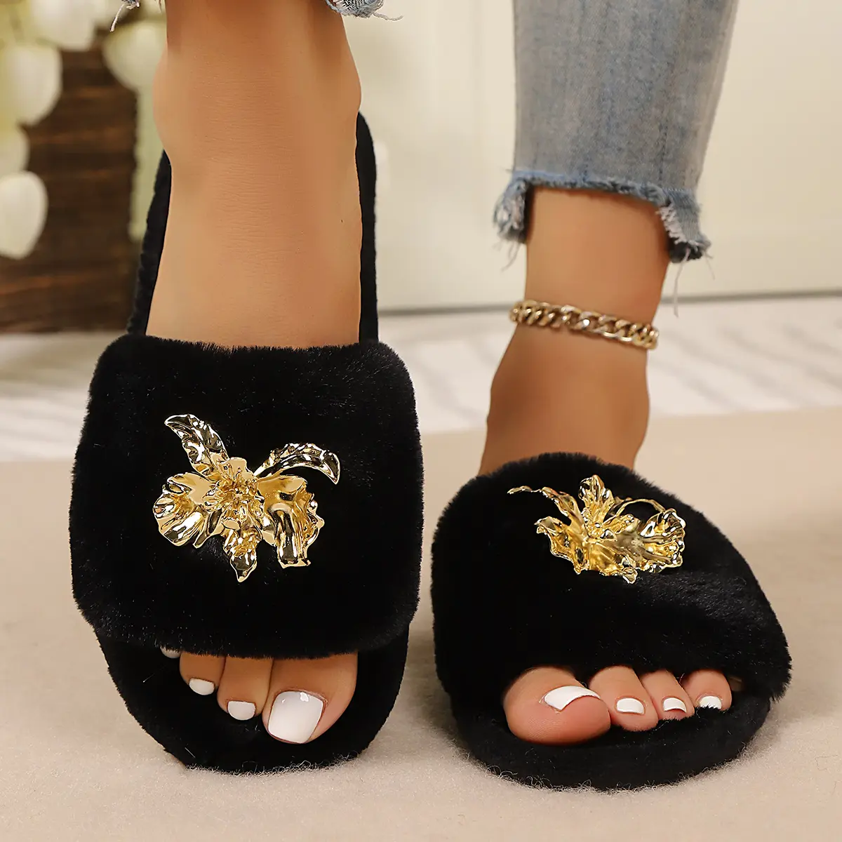 Luxury Gold Metal Flower Furry Slippers Women 2025 Winter Warm Short Plush Non Slip Indoor Slides Luxury Faux Fur Soft Slippers